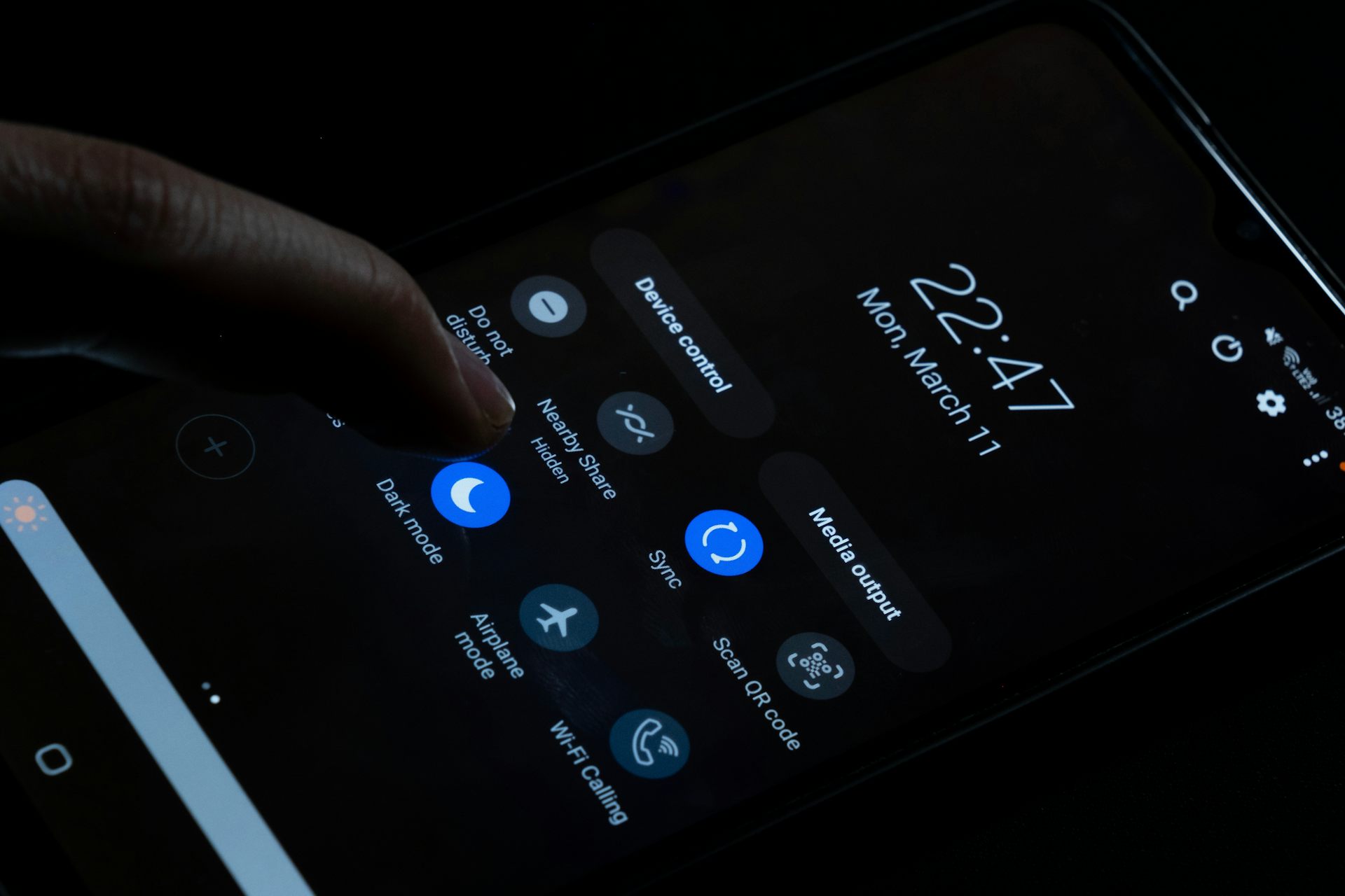 Pantalla en modo claro o modo oscuro: ¿una cuestión estética o algo más profundo?