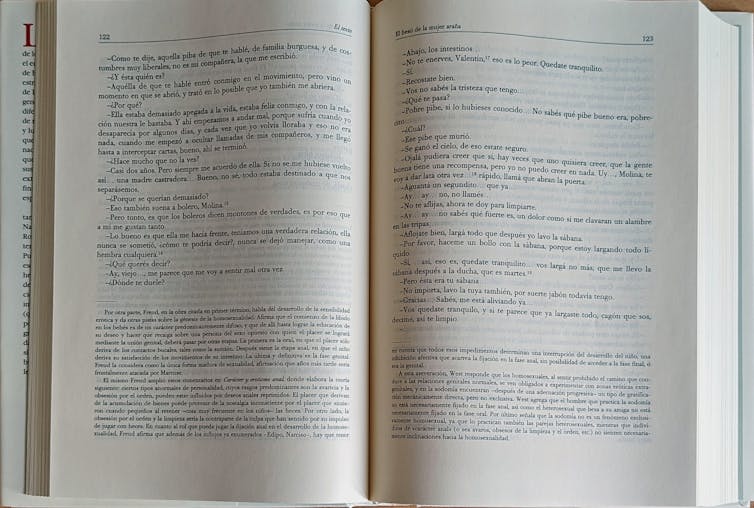 Imagen de unas páginas de _El beso de la mujer araña_ en las que se pueden ver las amplias notas al pie.