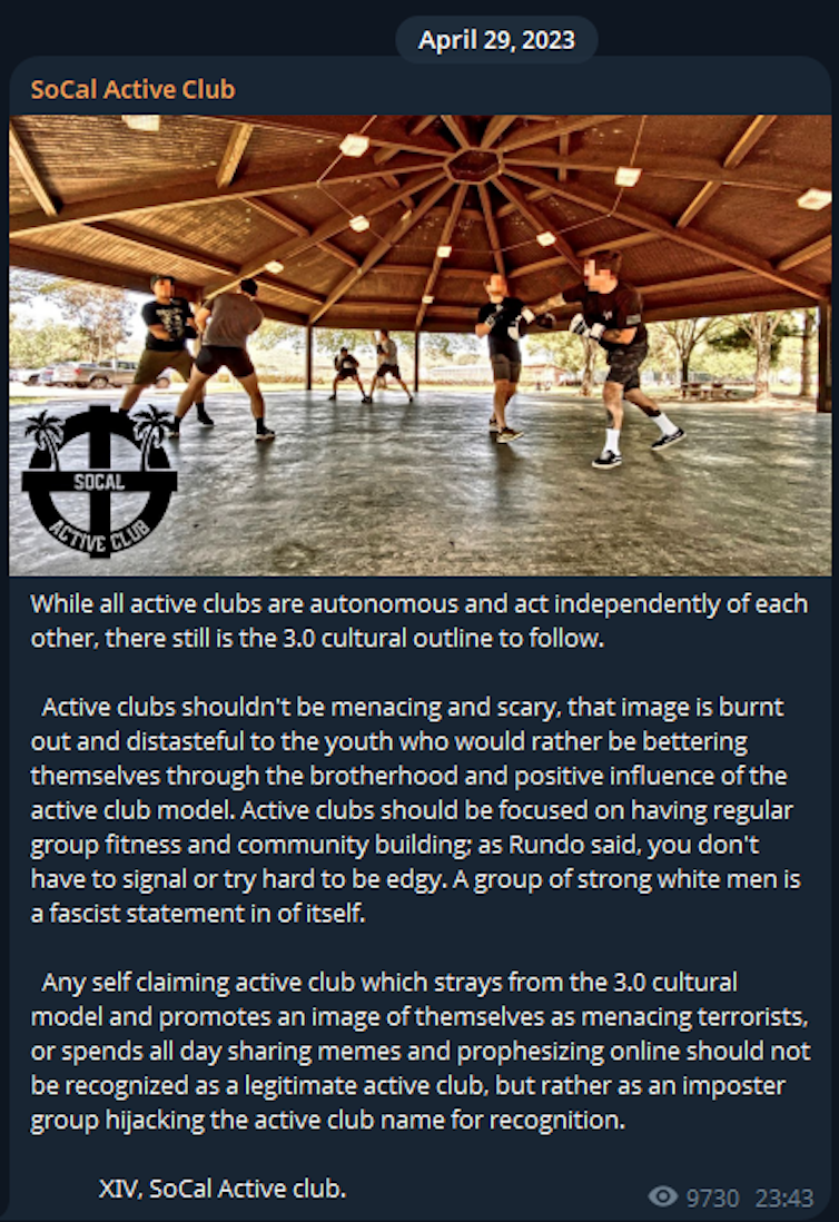 Des hommes se battent