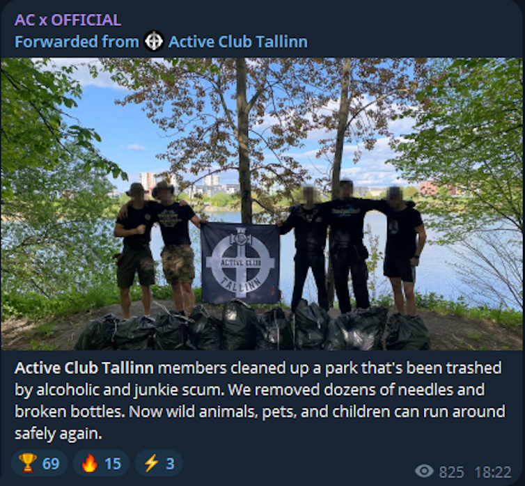 Des hommes se battent