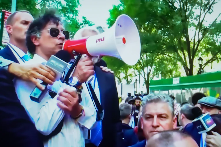 Un hombre con un megáfono rodeado de personas