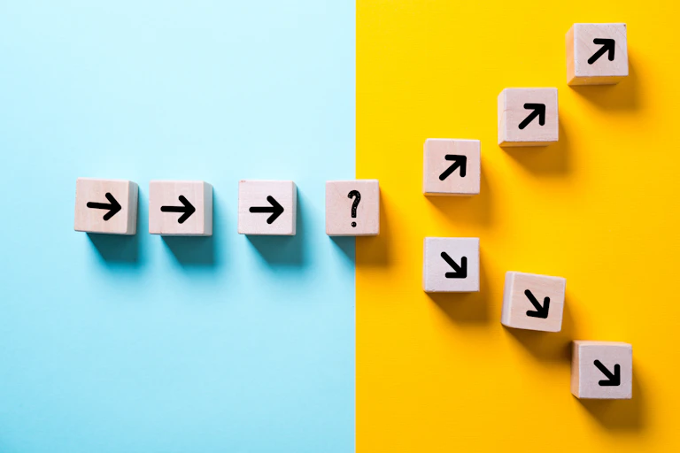 Small brown pieces show a line of arrows pointing in the same direction before they lead in two directions.