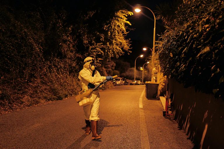 Un employé de l'Agence régionale de santé Provence-Alpes-Côte d'Azur participe à une opération de démoustication, afin de prévenir la propagation du virus du chikungunya à Nice, dans le sud de la France, le 10 octobre 2025.