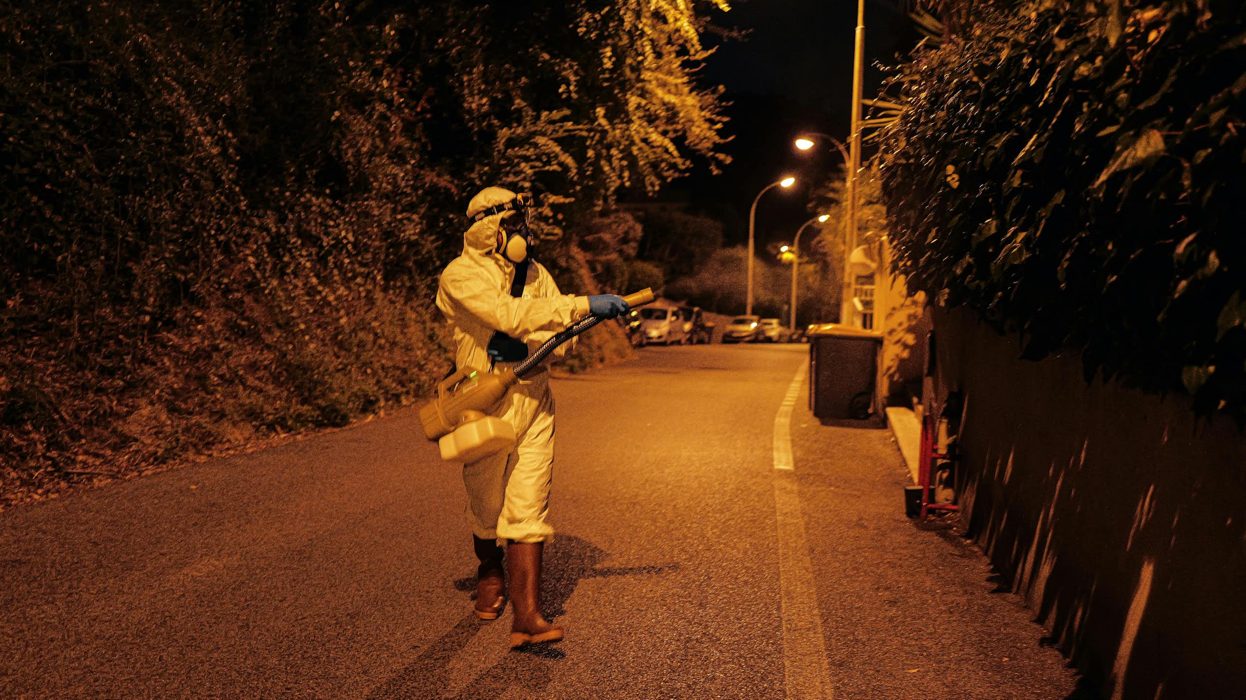 Un employé de l'Agence régionale de santé Provence-Alpes-Côte d'Azur participe à une opération de démoustication, afin de prévenir la propagation du virus du chikungunya à Nice, dans le sud de la France, le 10 octobre 2025.