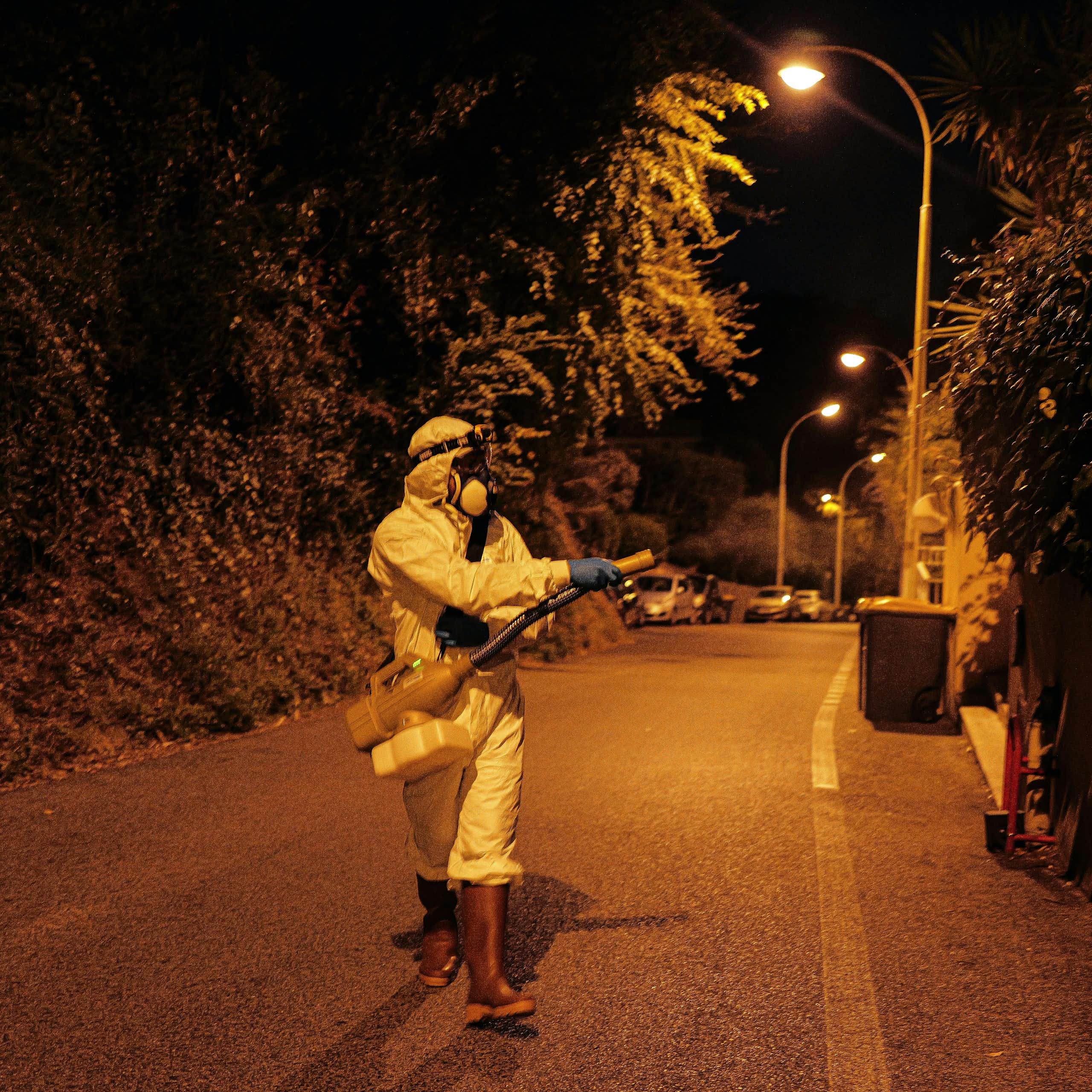 Un employé de l'Agence régionale de santé Provence-Alpes-Côte d'Azur participe à une opération de démoustication, afin de prévenir la propagation du virus du chikungunya à Nice, dans le sud de la France, le 10 octobre 2025.