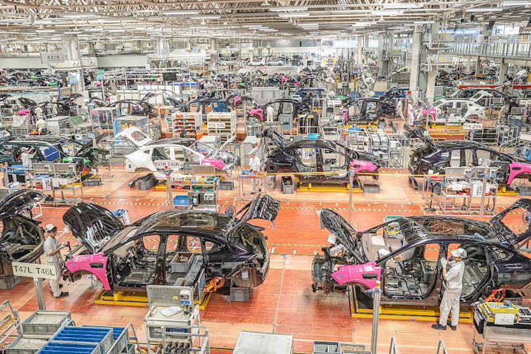 Las autopartes se ensamblan en un gran almacén.