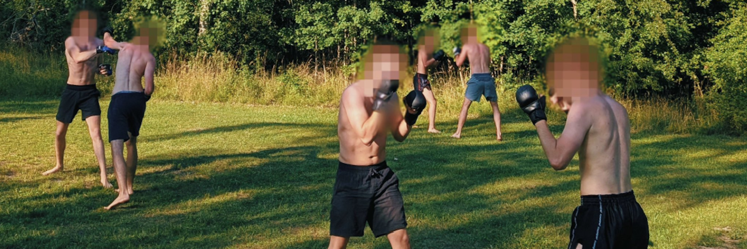 Des hommes s'entraînent ensemble