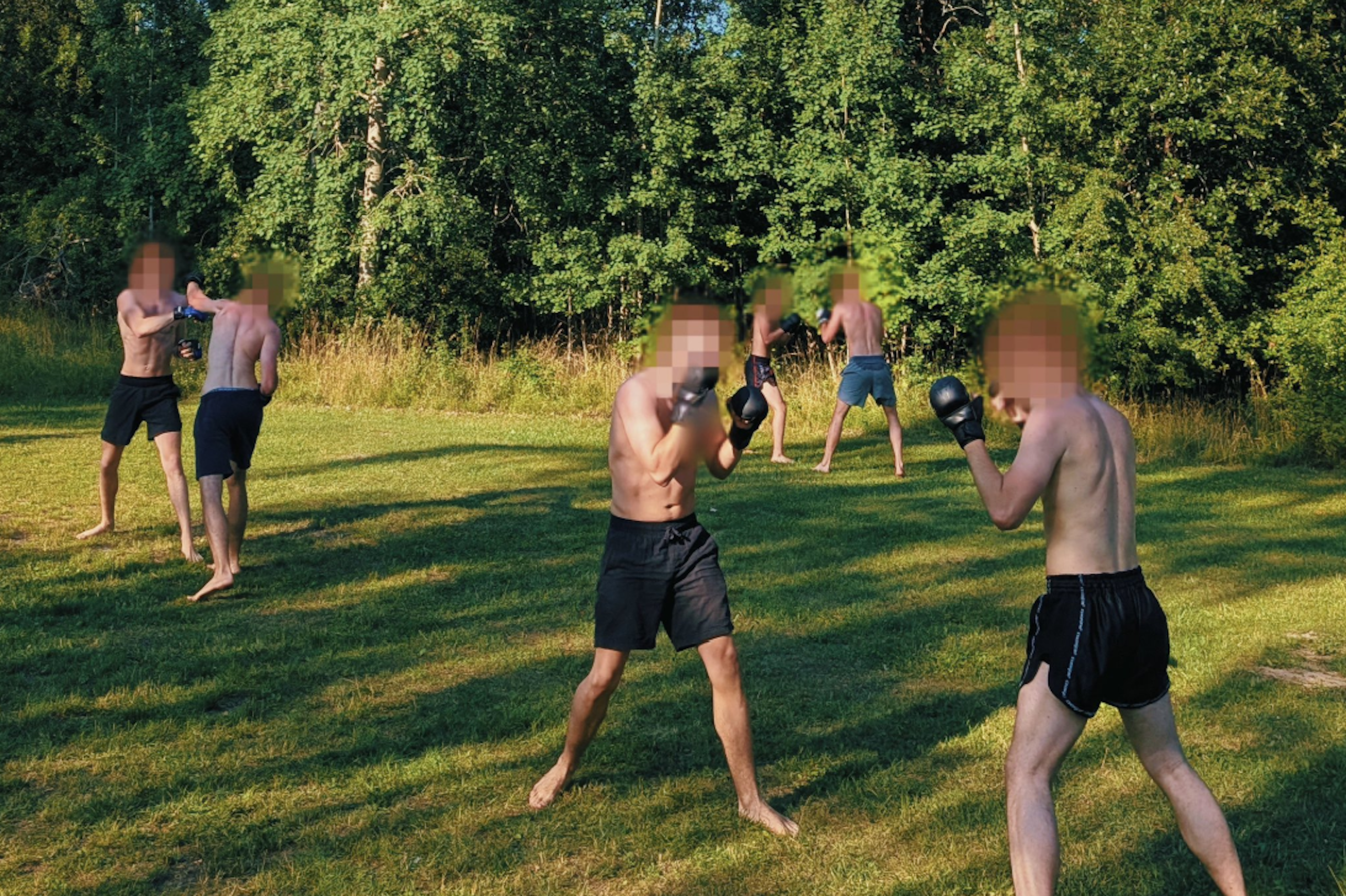 Des hommes s'entraînent ensemble