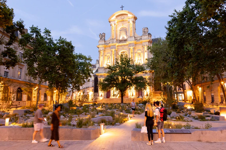 Le jardin mémoriel place Saint-Gervais, derrière l’Hôtel de Ville, inauguré pour les 10 ans des attaques du 13 novembre 2015.
