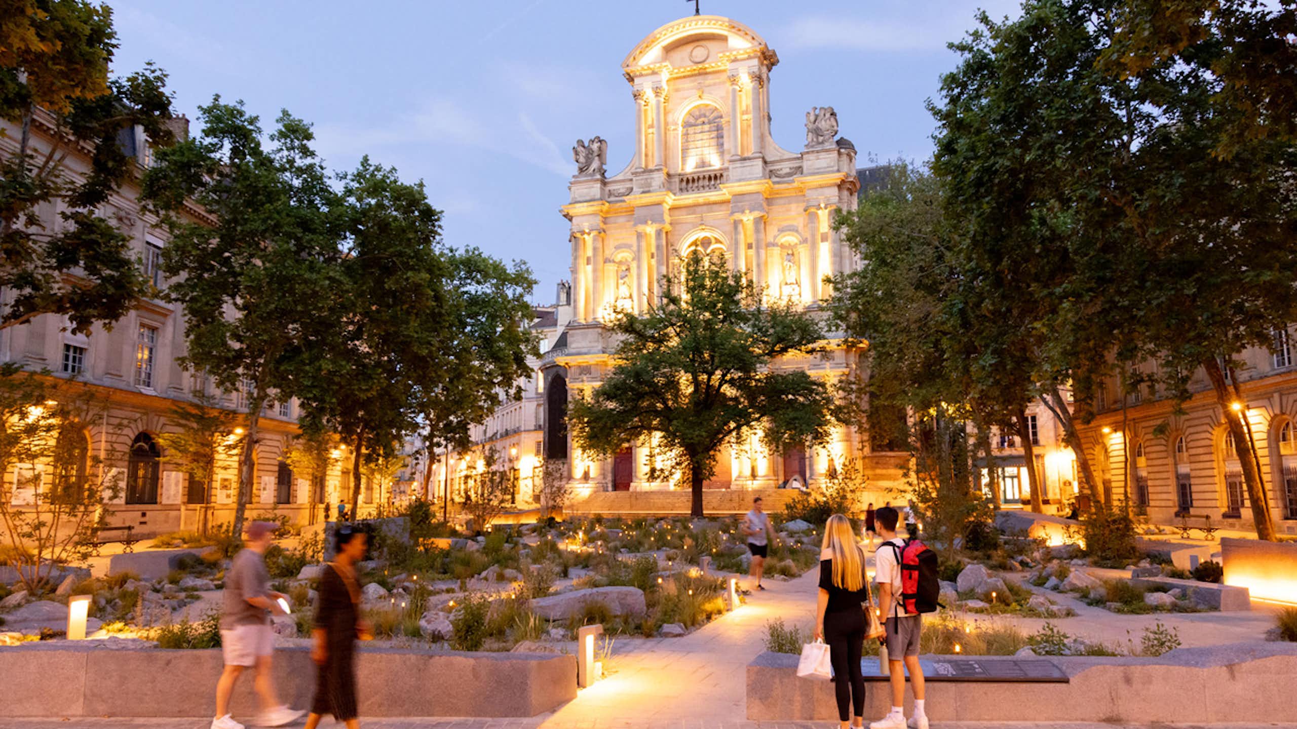 Le jardin mémoriel place Saint-Gervais, derrière l’Hôtel de Ville, inauguré pour les 10 ans des attaques du 13 novembre 2015.