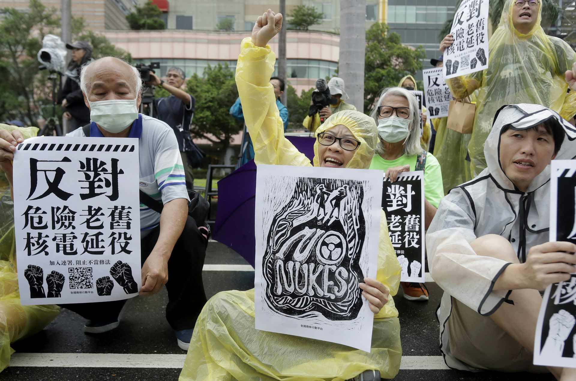 Los manifestantes sostienen carteles, uno de los cuales dice 