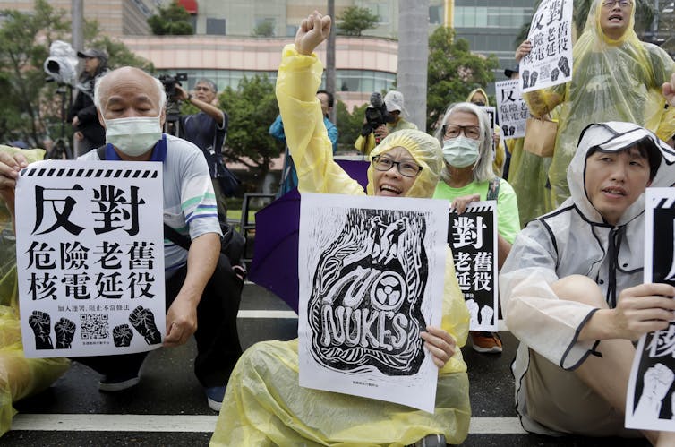 Documental 'Patriarcado radiactivo': Mujeres examinan el impacto de las pruebas nucleares soviéticas 1 Los manifestantes sostienen carteles, uno de los cuales dice