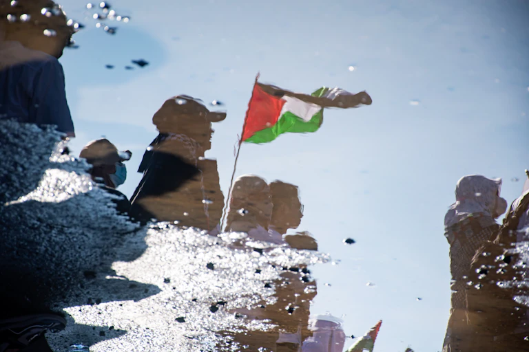Indonesia konsisten membela Palestina, tetapi tidak bisa lepas dari hubungan dagang dengan Israel.