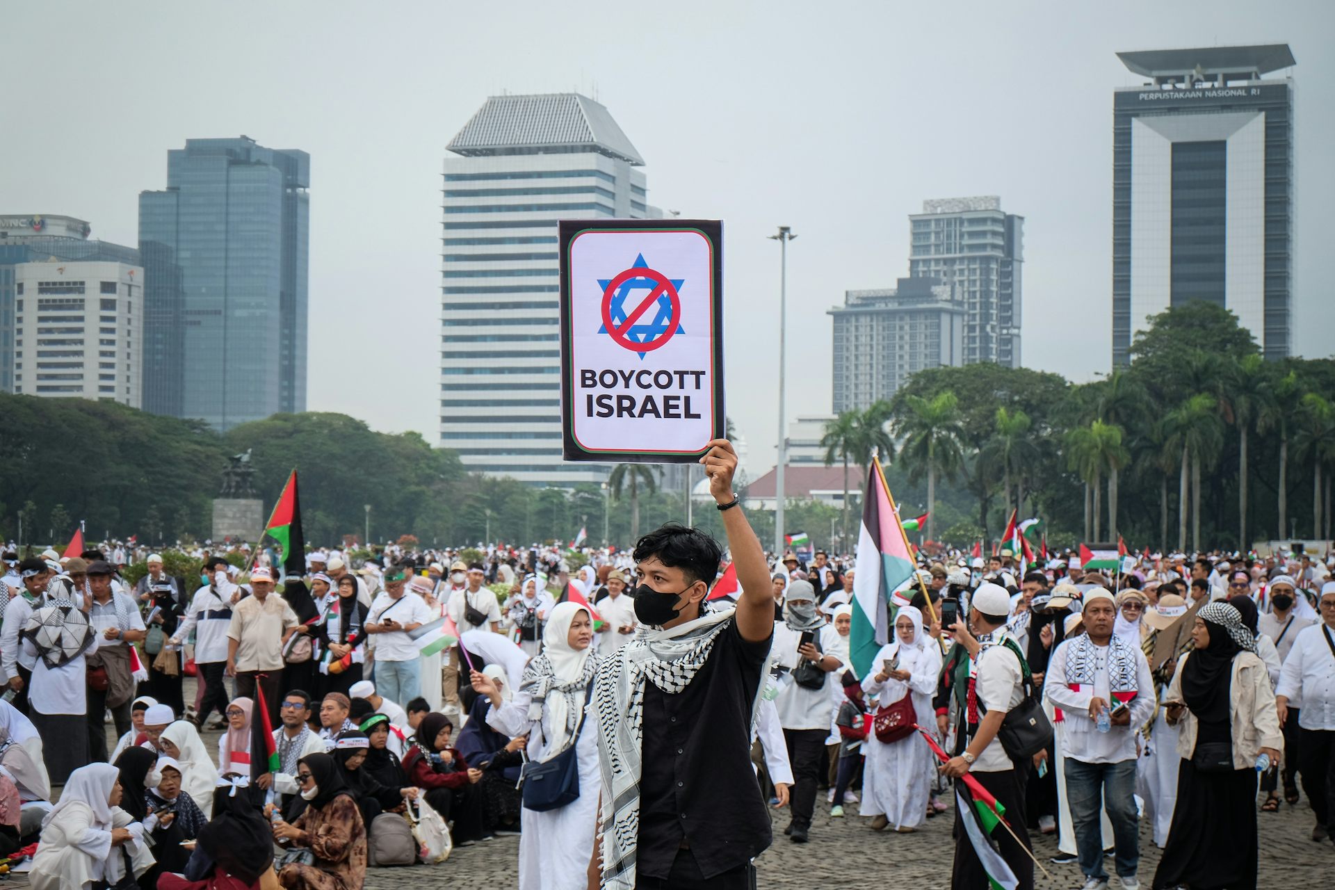Meski tak ada hubungan diplomatik resmi, Indonesia tetap menjalankan hubungan dagang dengan Israel.