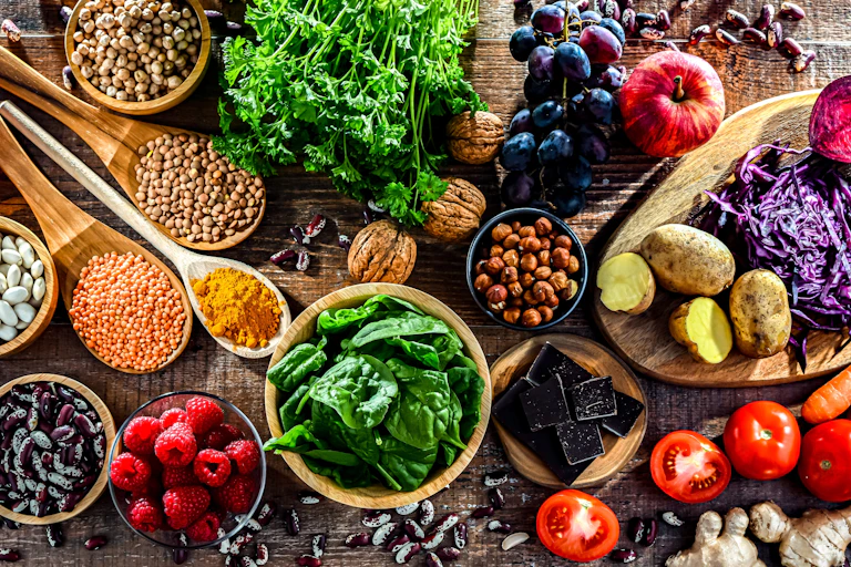 Une composition de fruits et légumes frais.