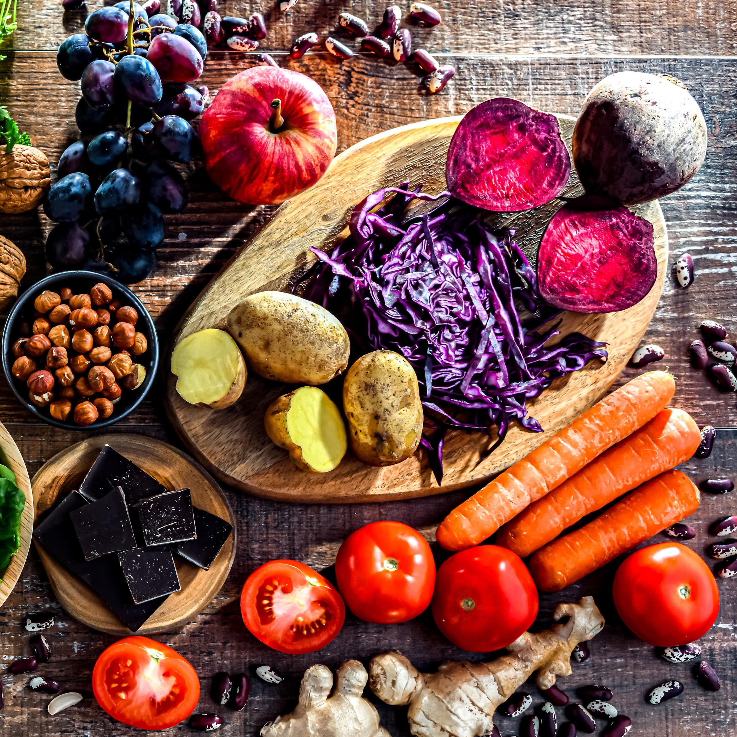 Une composition de fruits et légumes frais.