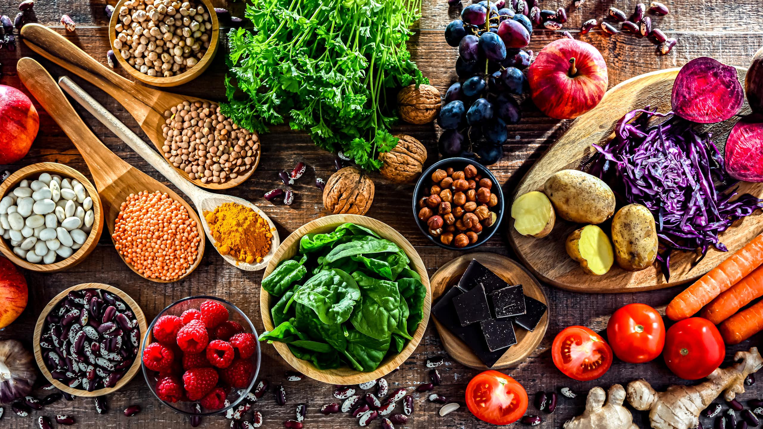 Une composition de fruits et légumes frais.