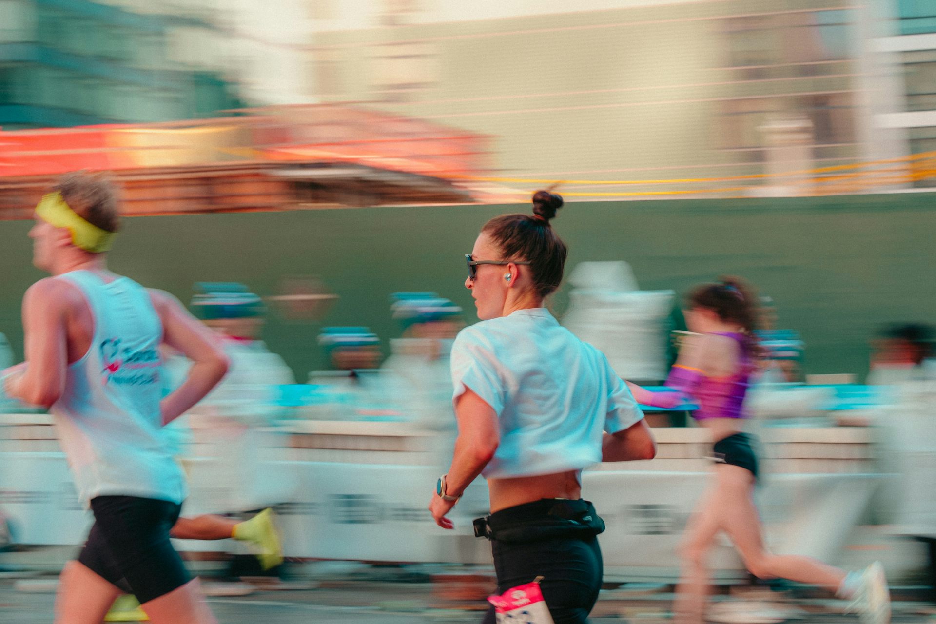 Des coureuses et coureurs participant au marathon de New-York 2025 alors qu’une foule enthousiaste borde les rues.