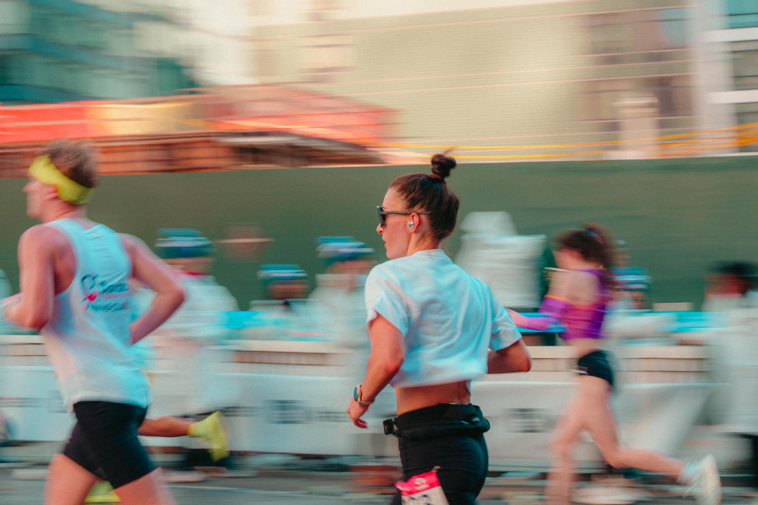 Des coureuses et coureurs participant au marathon de New-York 2025 alors qu’une foule enthousiaste borde les rues.