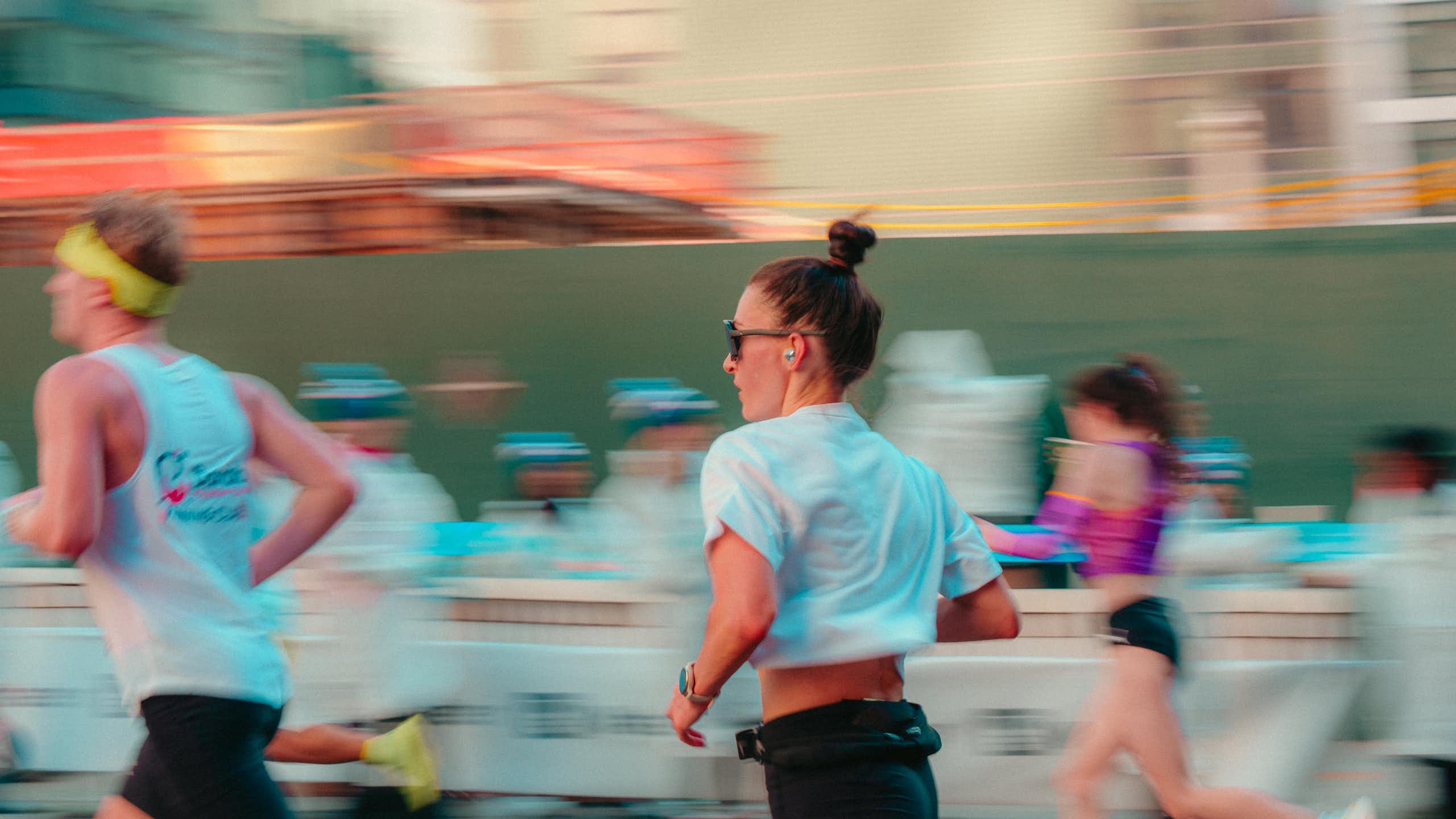 Des coureuses et coureurs participant au marathon de New-York 2025 alors qu’une foule enthousiaste borde les rues.