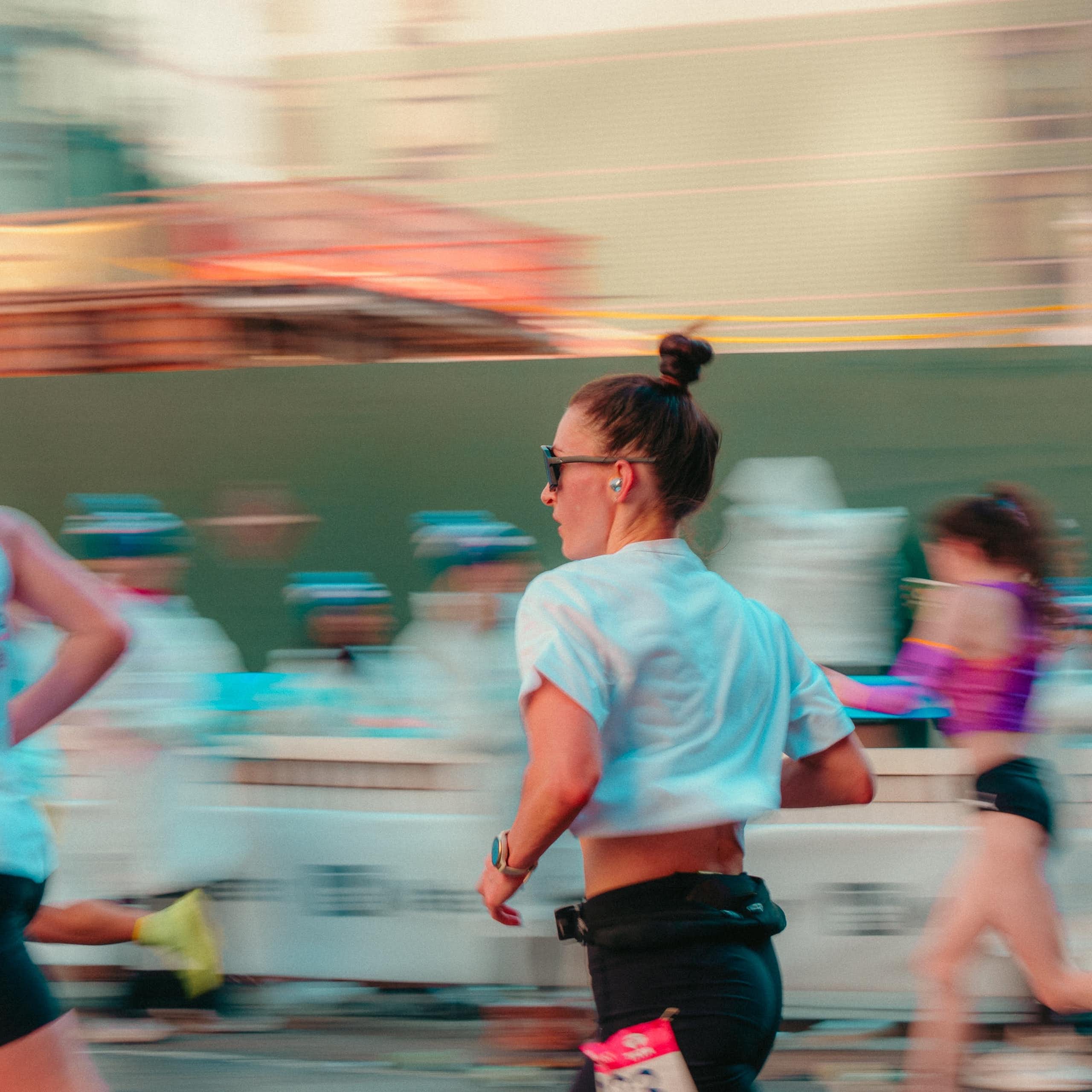 Des coureuses et coureurs participant au marathon de New-York 2025 alors qu’une foule enthousiaste borde les rues.