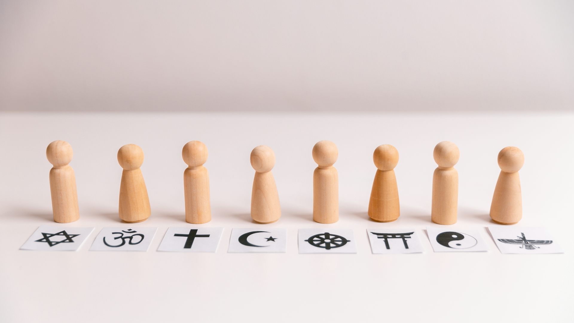 Pion avec tous les signes religieux dessus.