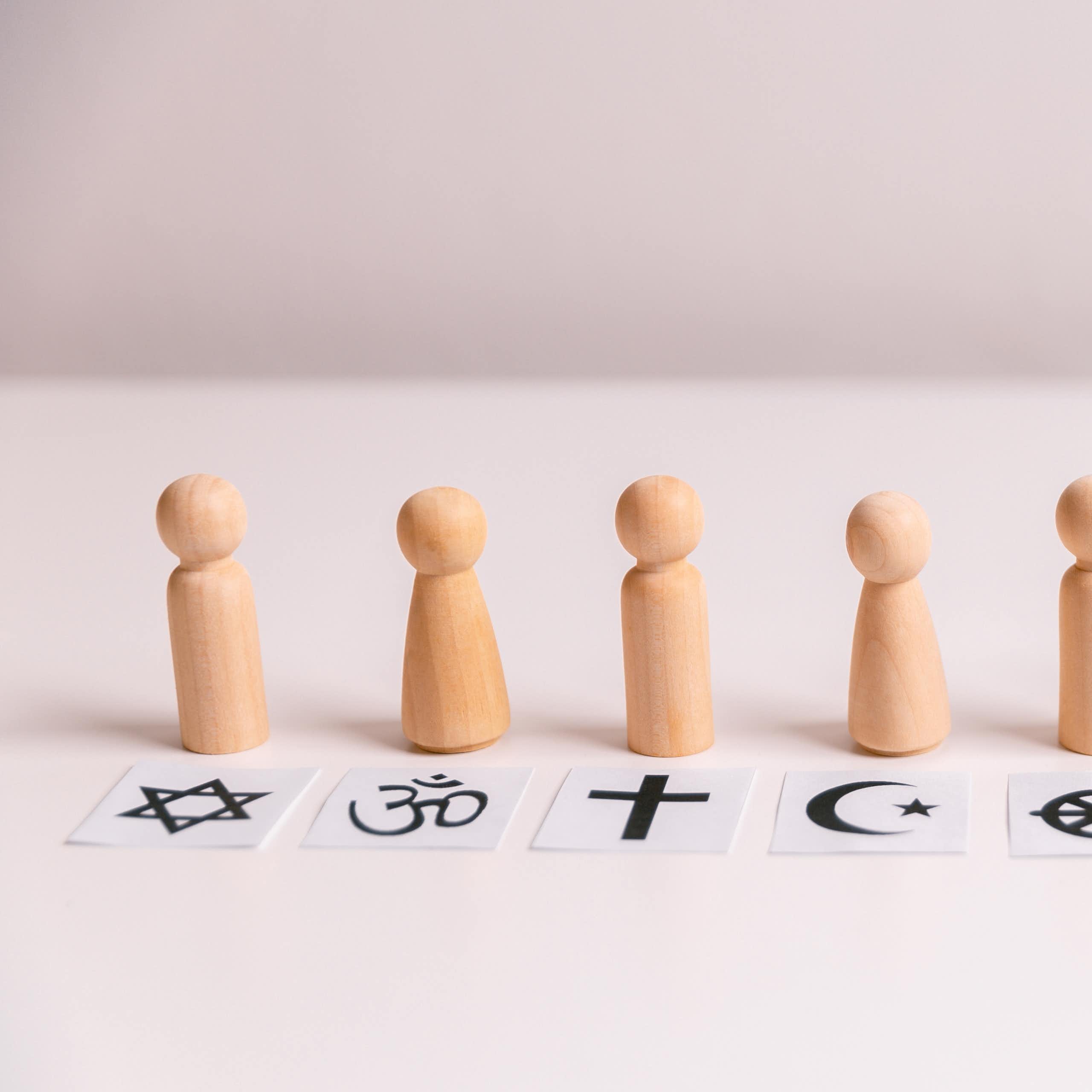 Pion avec tous les signes religieux dessus.