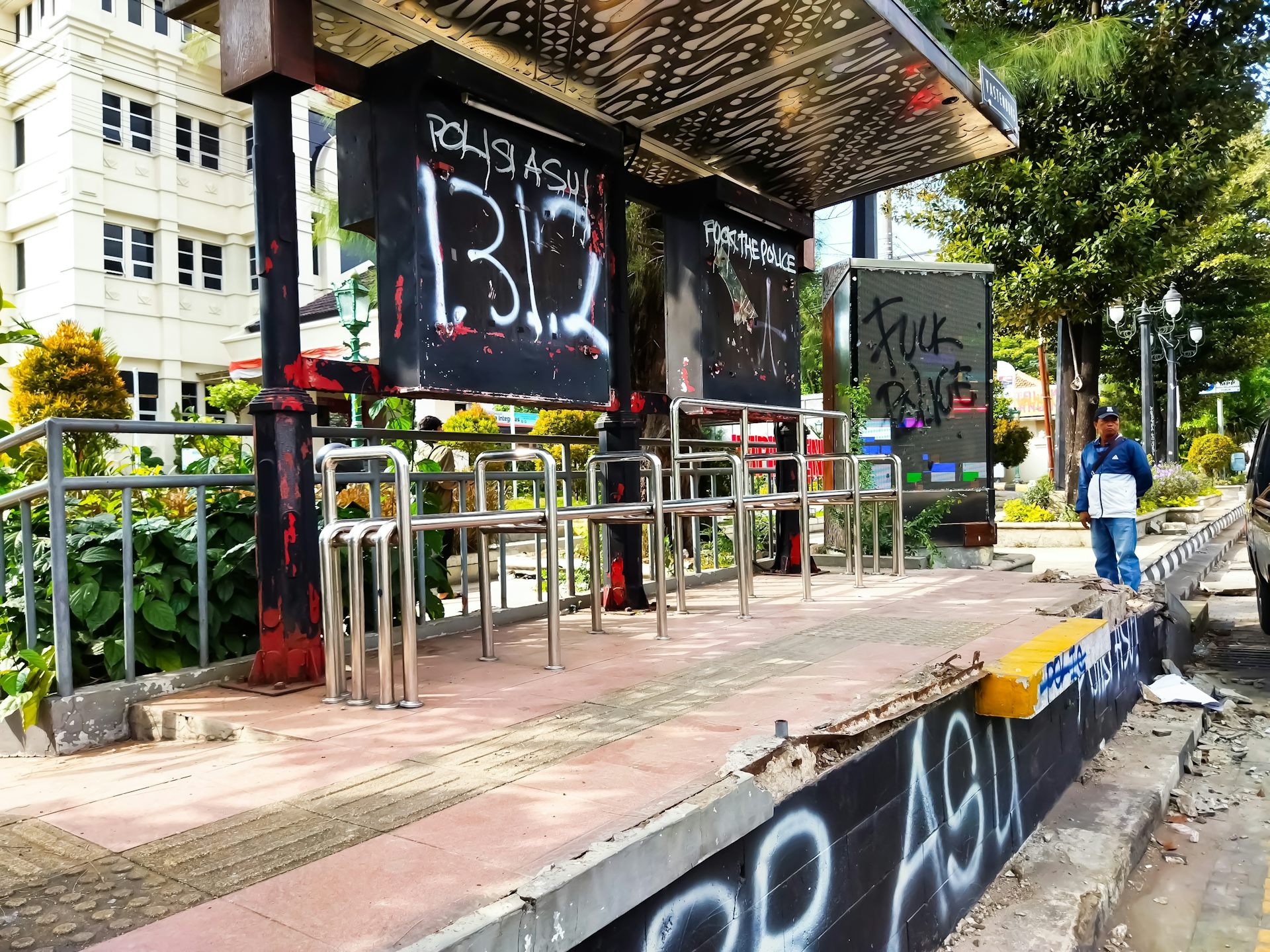 Fasilitas umum kerap rusak saat demo: Bagaimana taksiran kerugiannya?