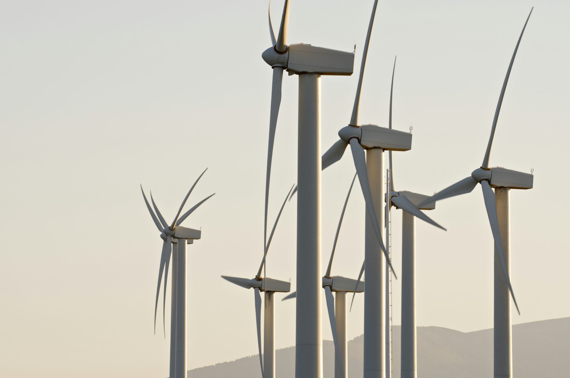 Parte superior de varios aerogeneradores vistos desde un lateral