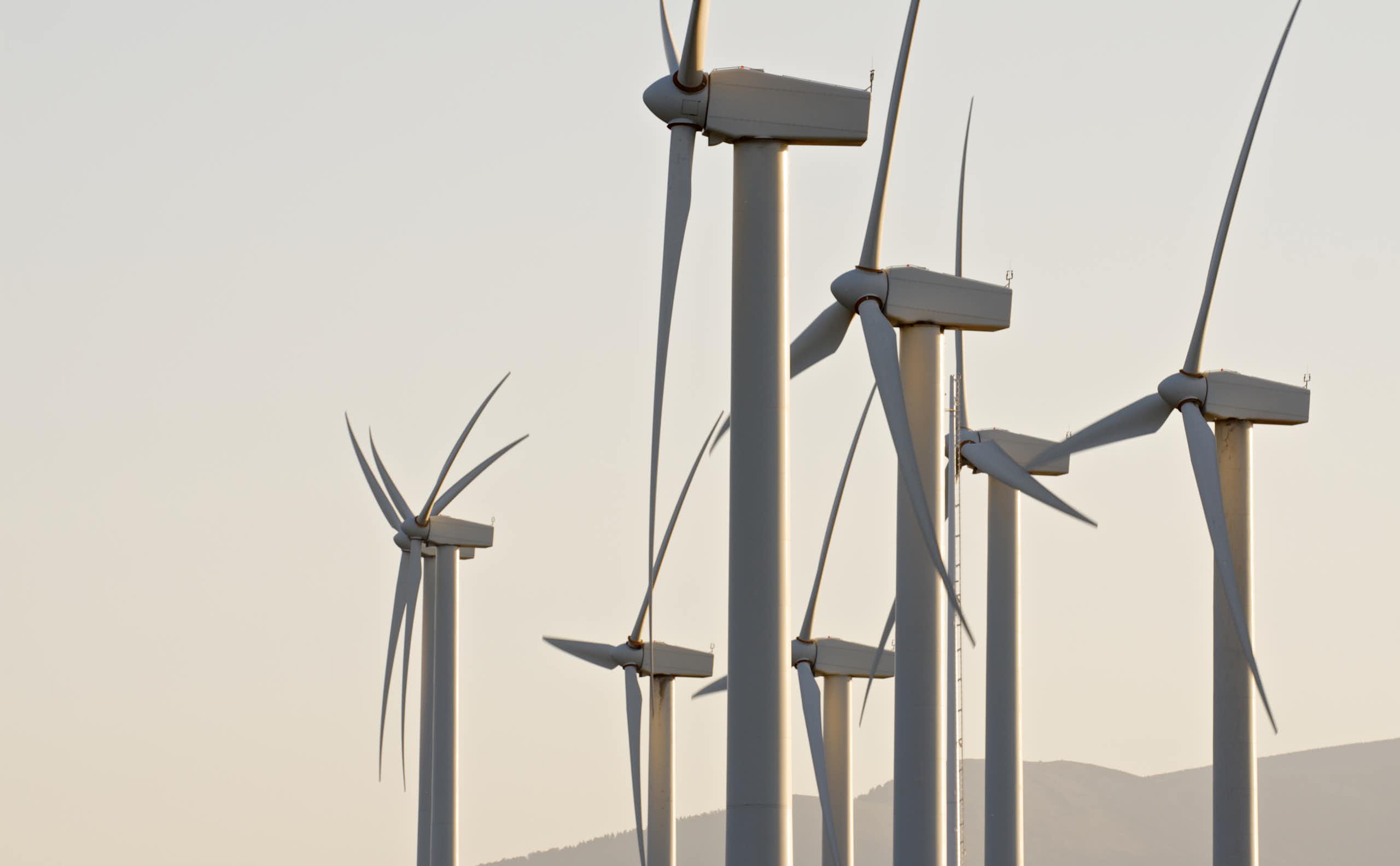 Parte superior de varios aerogeneradores vistos desde un lateral