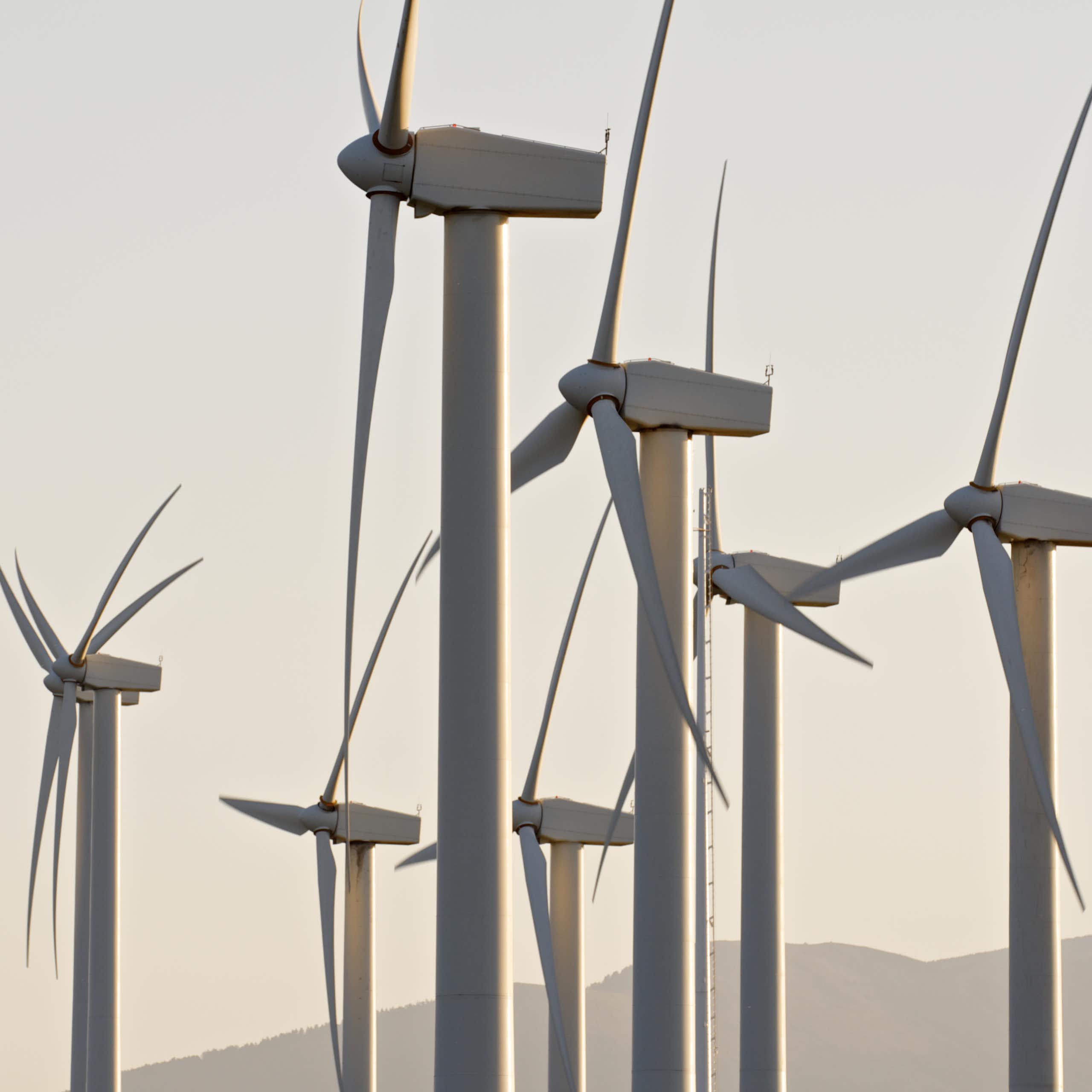 Parte superior de varios aerogeneradores vistos desde un lateral