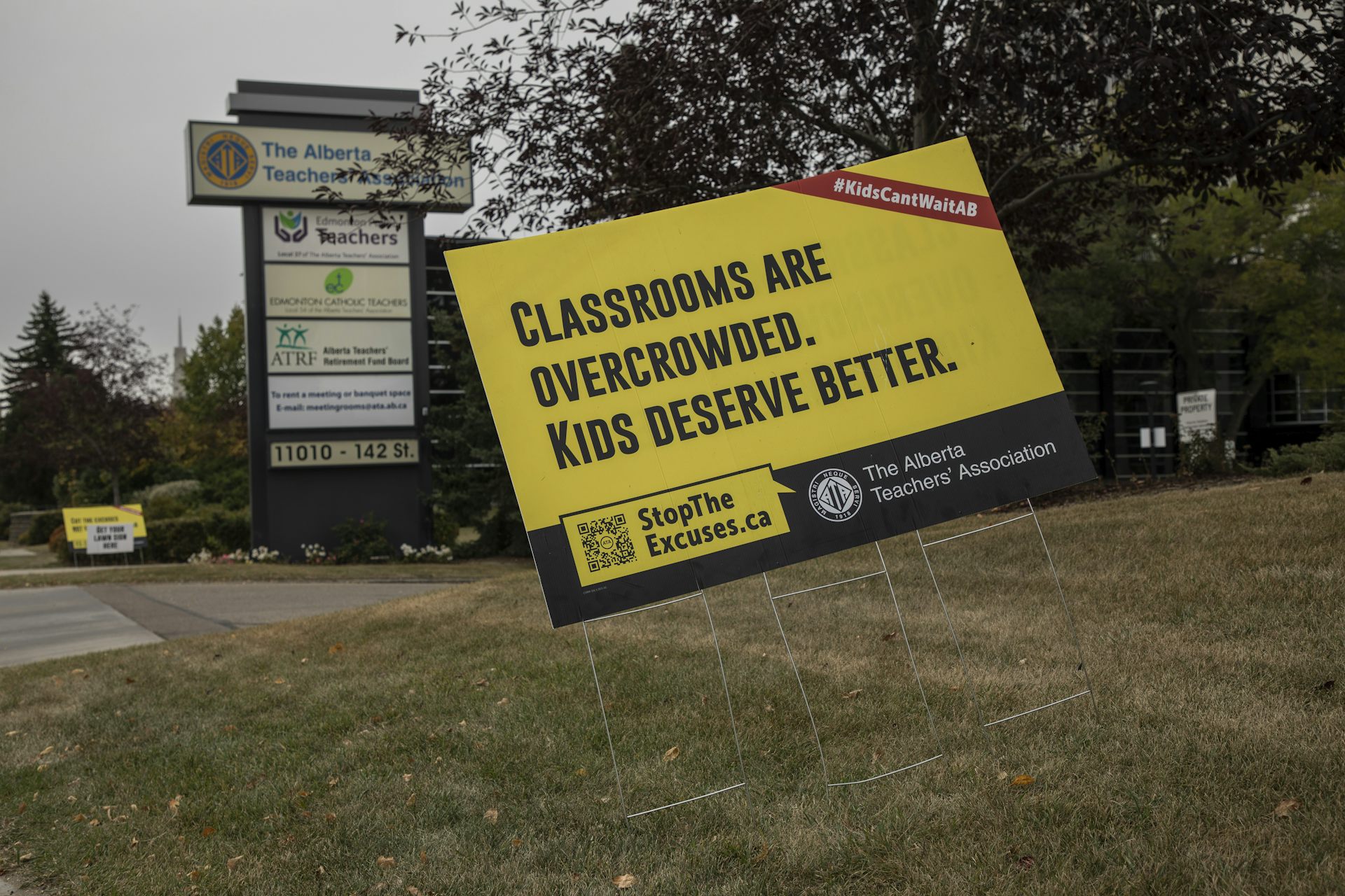 A sign says classrooms are overcrowded, kids deserve better.