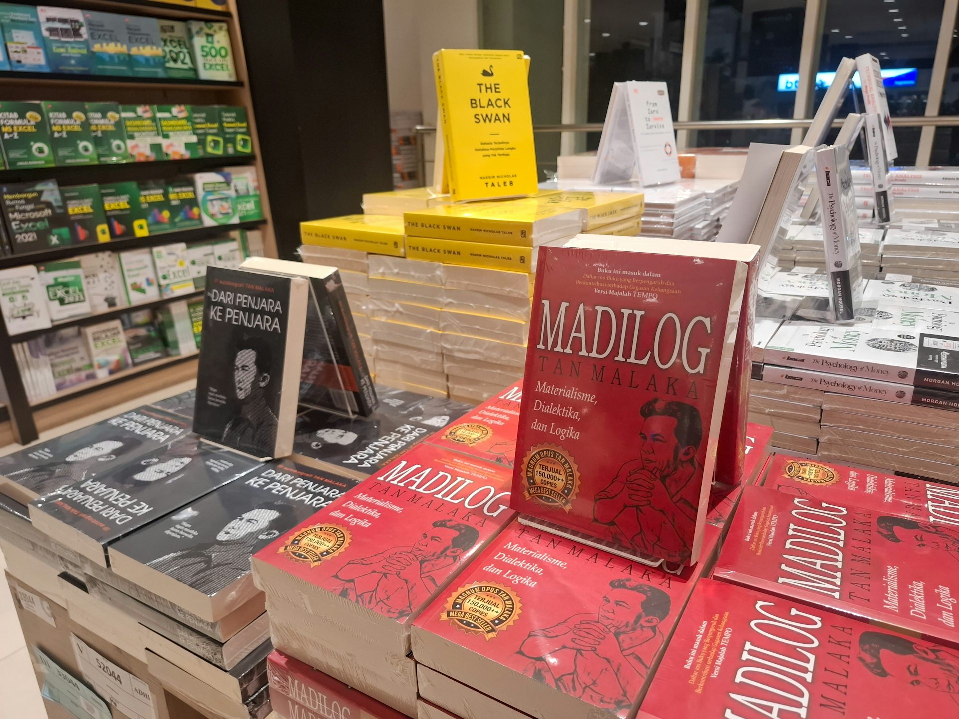 Buku berjudul 'Madilog' dari Tan Malaka
