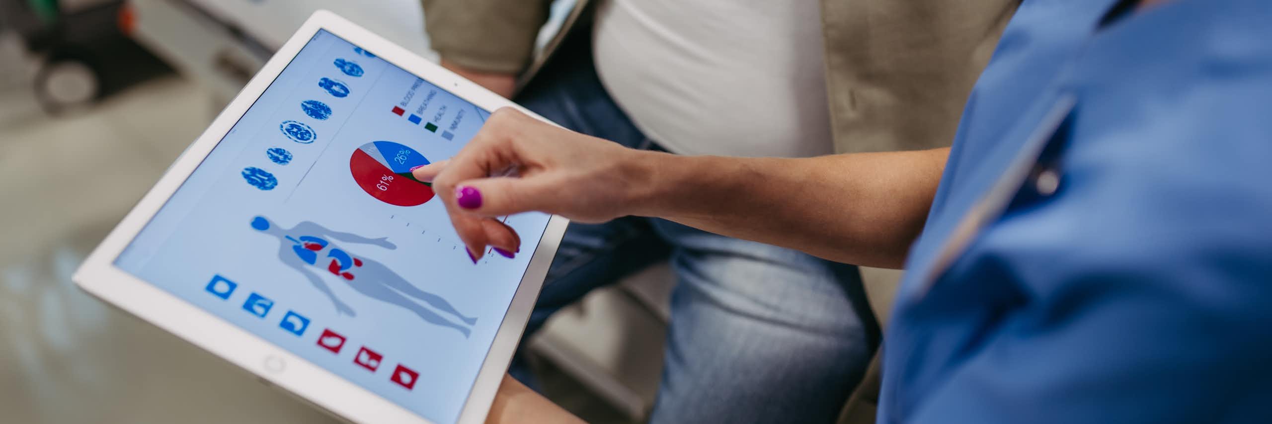 Un médico muestra en una tableta gráficos y la representación de un cuerpo humano a un paciente obeso.