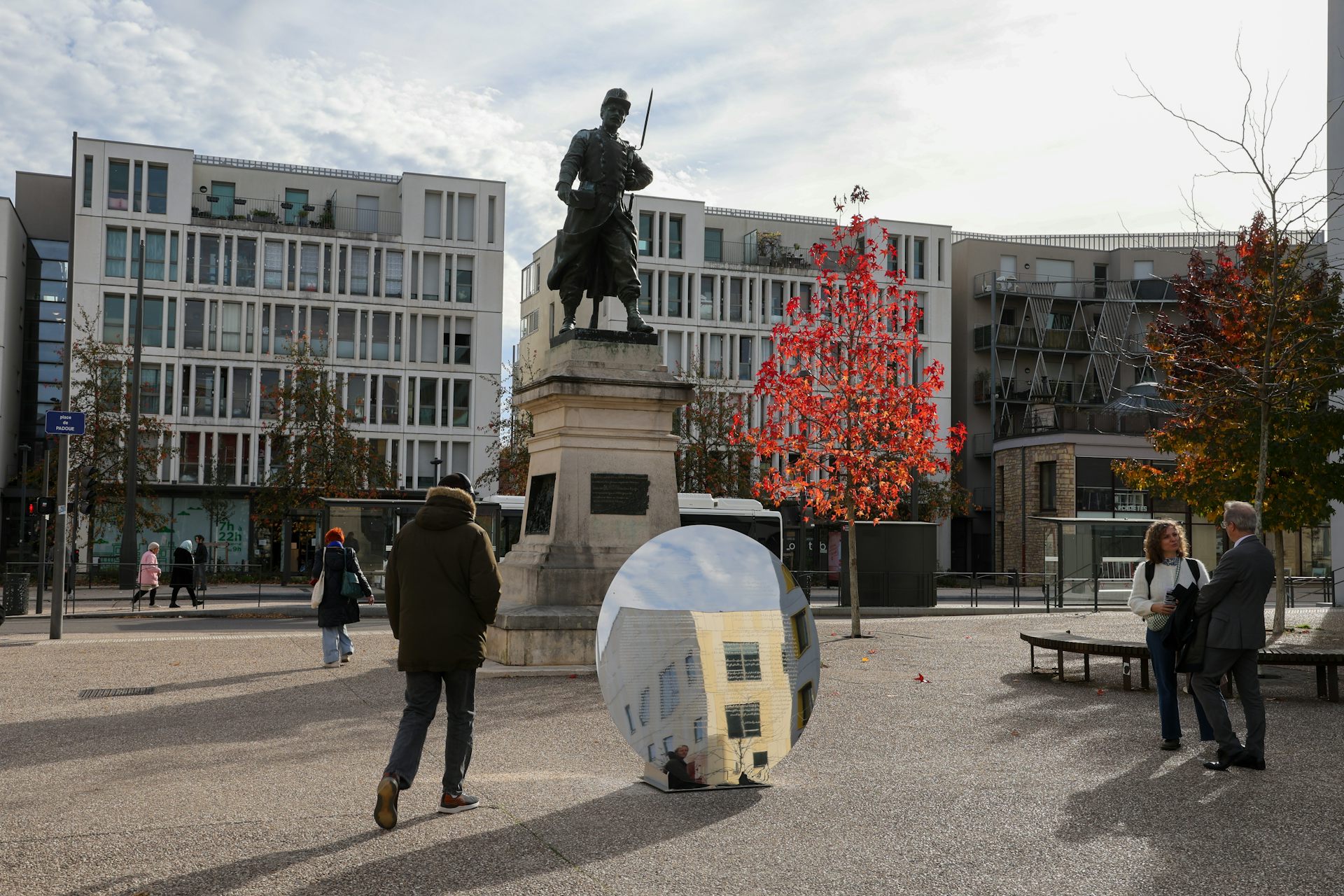 La statue du sergent Blandan (1819-1842), figure de la colonisation française de l’Algérie, ne trône plus seule à Nancy (Meurthe-et-Moselle), un «&nbsp;contre-monument&nbsp;» lui fait désormais face pour interroger l'impensé colonial.