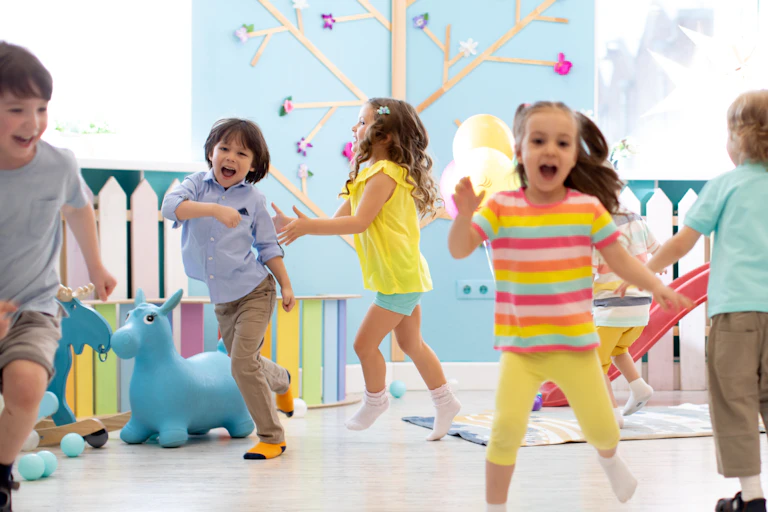 Niños moviéndose en un aula
