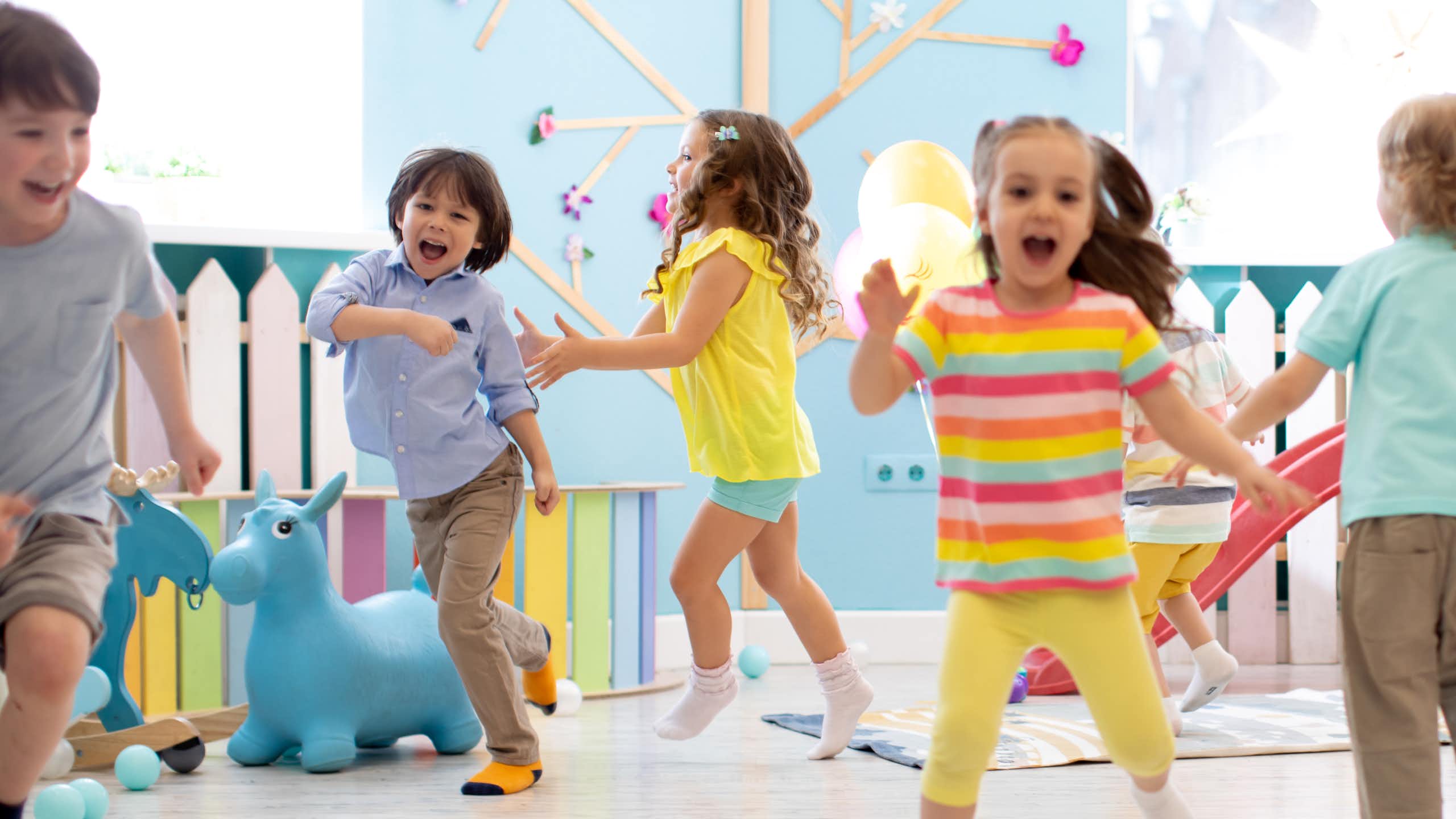 Niños moviéndose en un aula