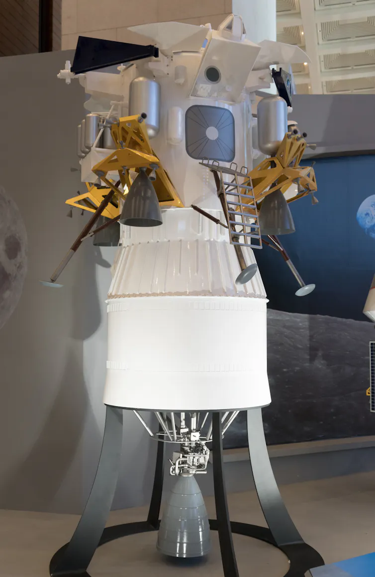 Maquete do módulo lunar tripulado chinês acoplado à cápsula da tripulação Mengzhou.
