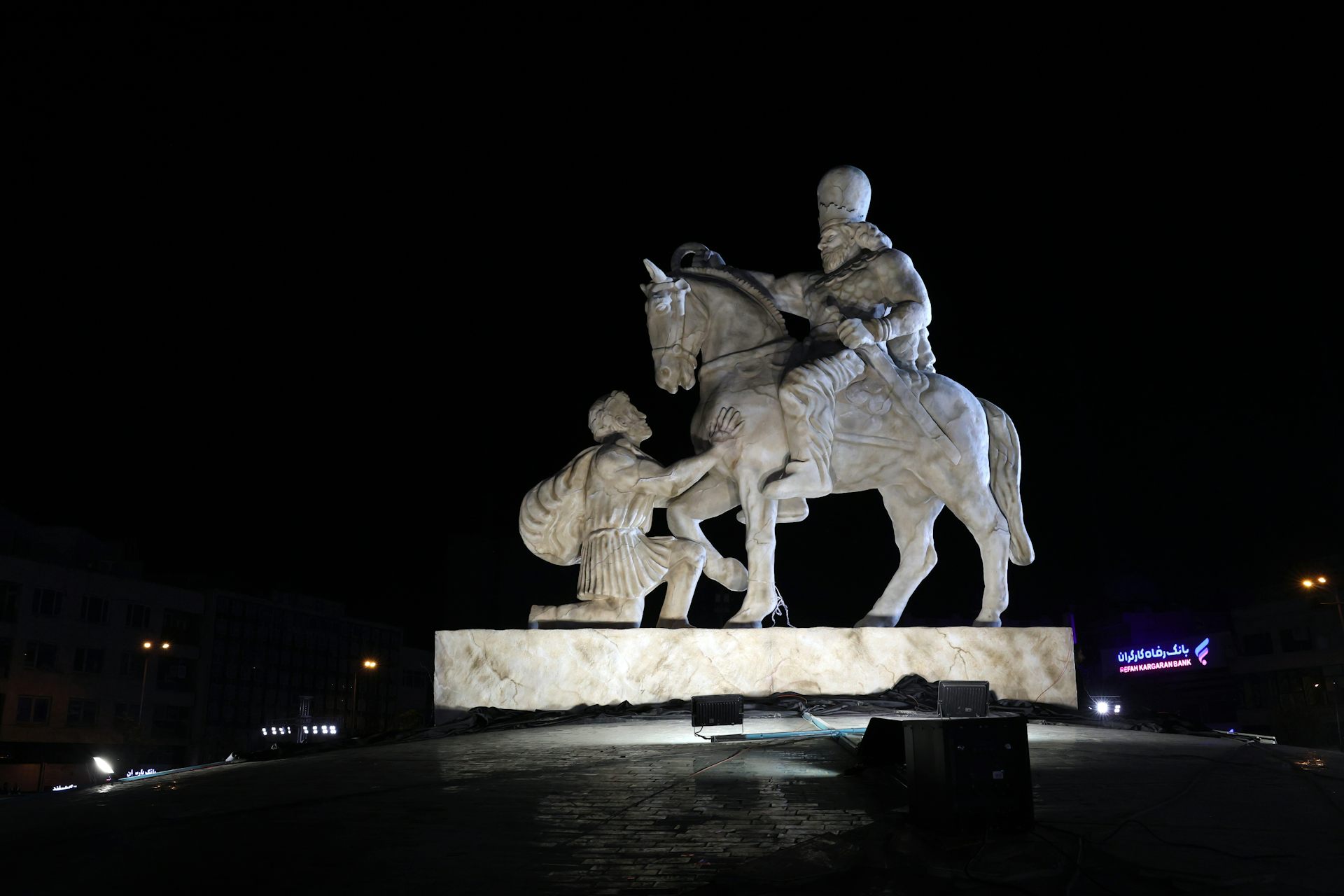 مجسمه جدیدی با عنوان «در برابر ایران زانو می‌زنیم» در میدان انقلاب تهران، ایران، در تاریخ ۷ نوامبر ۲۰۲۵ رونمایی شد.