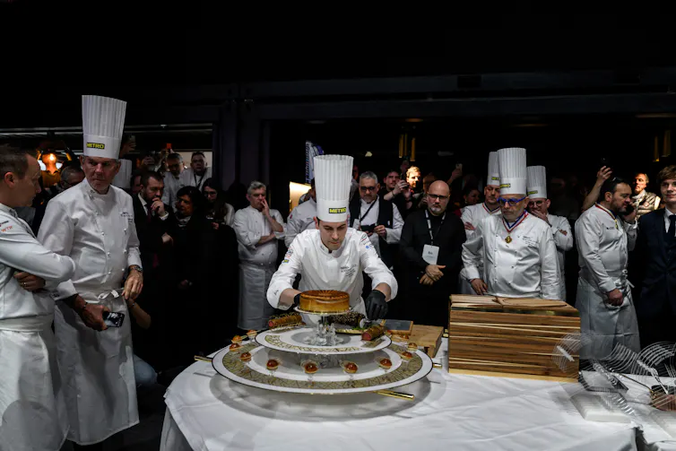 Le chef français Paul Marcon, lors du concours culinaire Bocuse d’Or 2025, à Chassieu, près de Lyon, en 2025