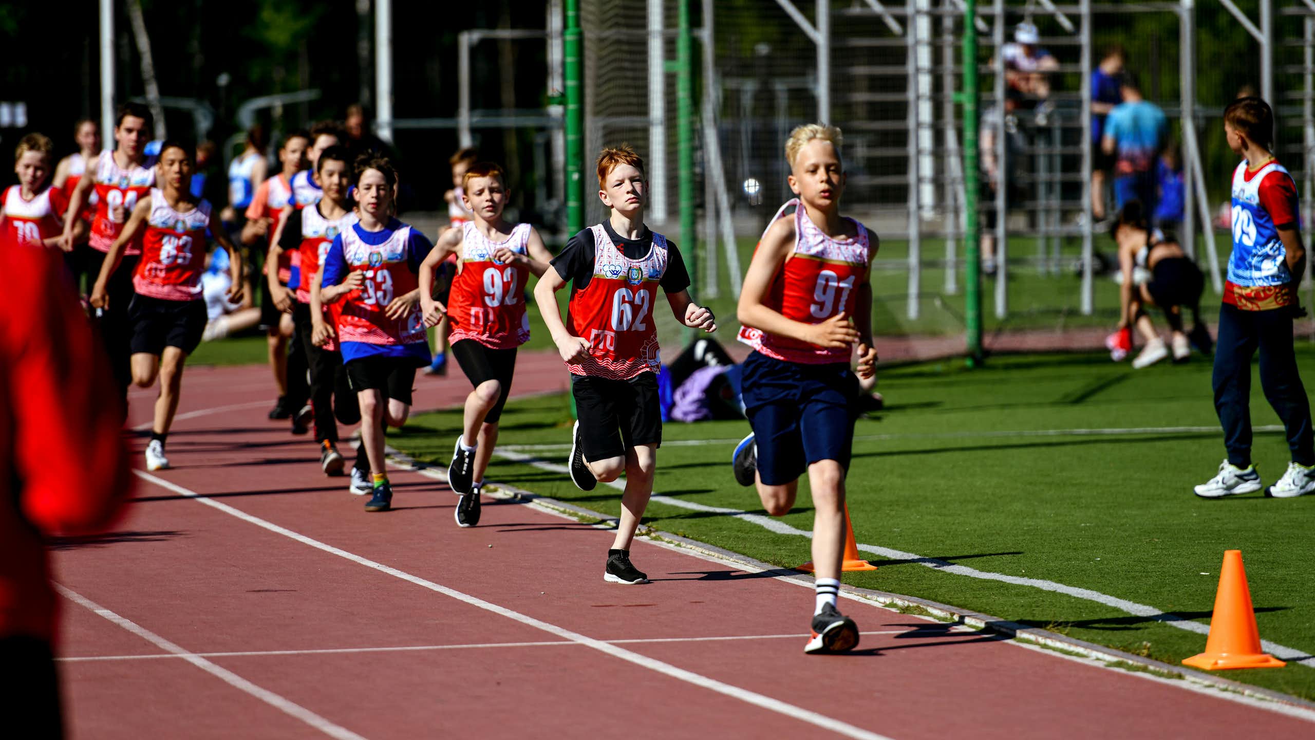 enfant courant sur une piste d'athlétisme