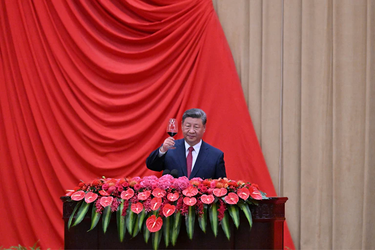Le président chinois Xi Jinping porte un toast.