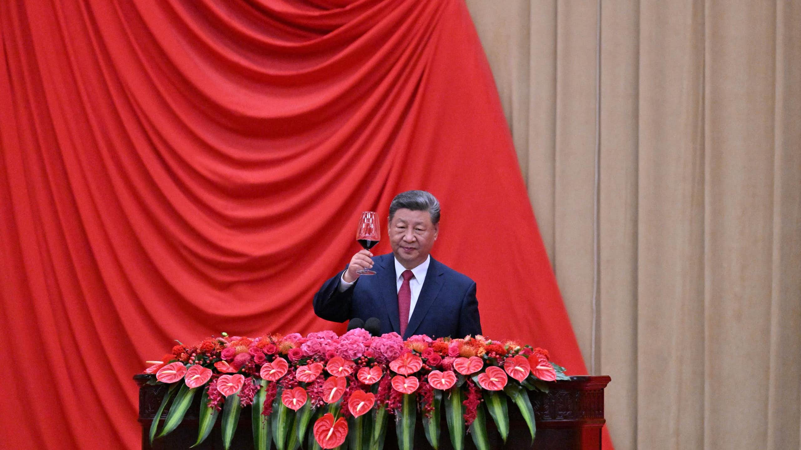 Le président chinois Xi Jinping porte un toast.