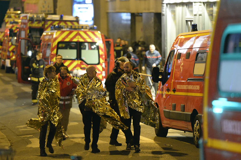 Des rescapés sortent du Bataclan.