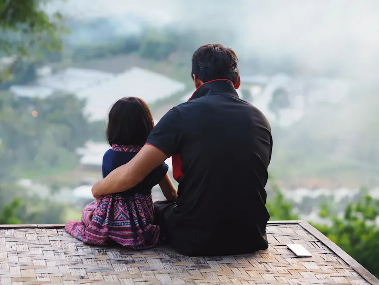Father hunger terjadi ketika anak kekurangan sentuhan emosional dari ayahnya.