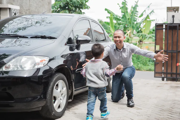Ayah tidak cukup hanya hadir secara fisik, tetapi juga emosional.
