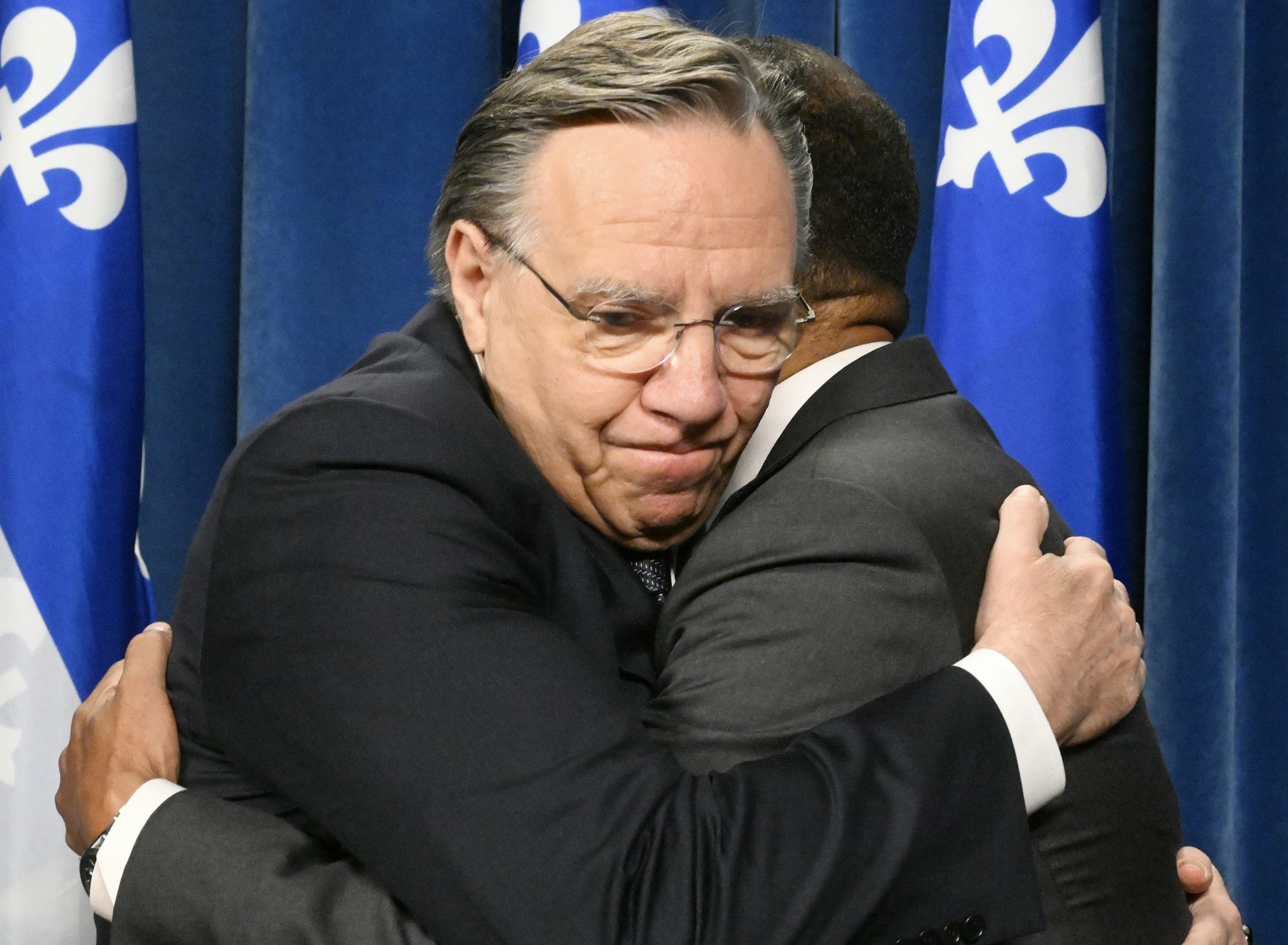 François Legault fait une accolade à Lionel Carmant