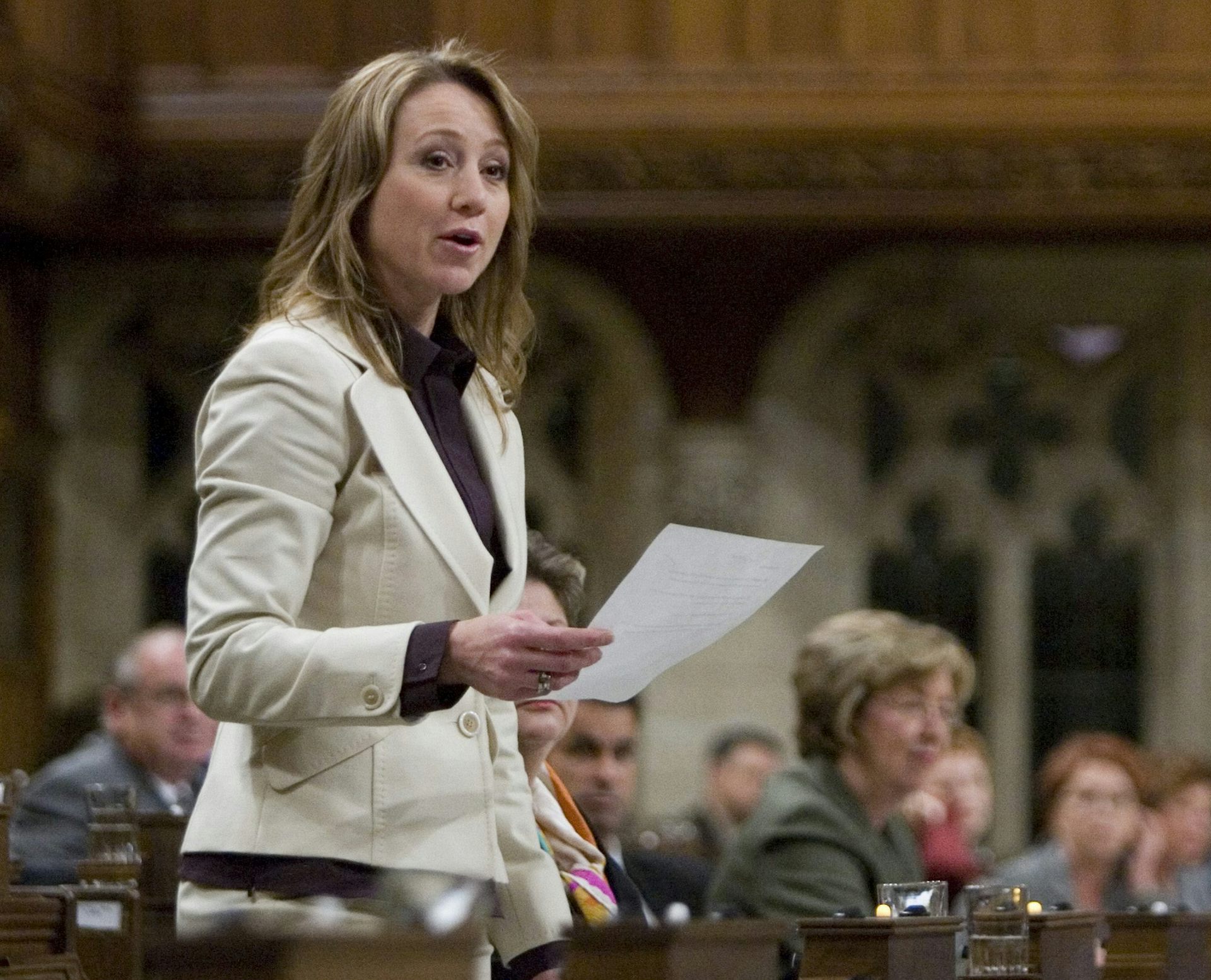 Belinda Stronach prend la parole