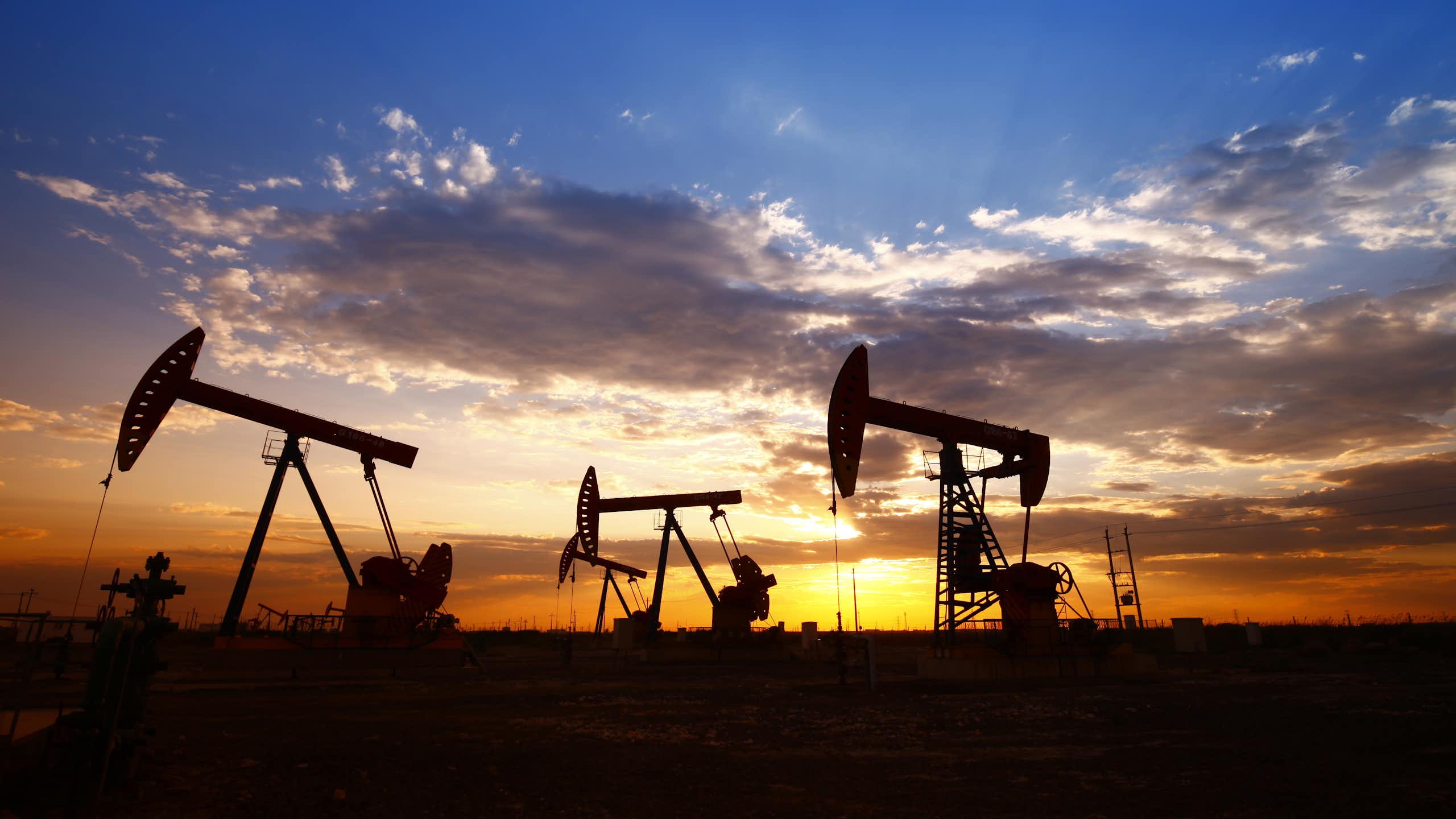 Bombas de extração de petróleo ao pôr do sol
