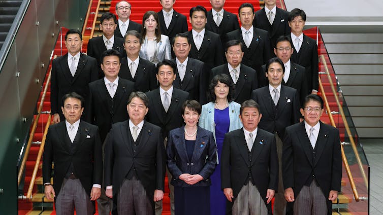 Gouvernement japonais posant en rang sur les marches de l’escalier